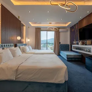 2* מלון Greek House